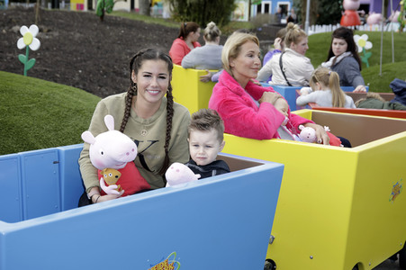 Fototermin mit Caroline Beil und Sarah Lombardi mit Kindern im Heide Park Soltau