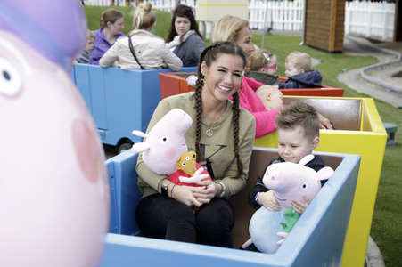 Fototermin mit Caroline Beil und Sarah Lombardi mit Kindern im Heide Park Soltau