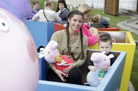 Fototermin mit Caroline Beil und Sarah Lombardi mit Kindern im Heide Park Soltau