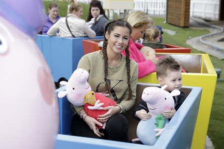 Fototermin mit Caroline Beil und Sarah Lombardi mit Kindern im Heide Park Soltau