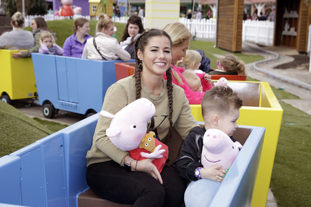 Fototermin mit Caroline Beil und Sarah Lombardi mit Kindern im Heide Park Soltau