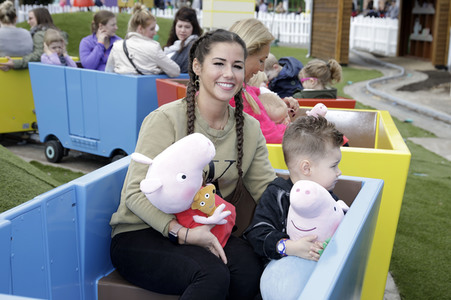 Fototermin mit Caroline Beil und Sarah Lombardi mit Kindern im Heide Park Soltau