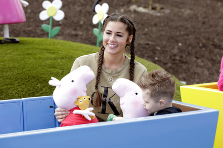 Fototermin mit Caroline Beil und Sarah Lombardi mit Kindern im Heide Park Soltau