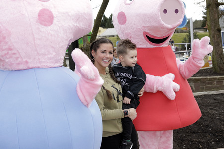 Fototermin mit Caroline Beil und Sarah Lombardi mit Kindern im Heide Park Soltau