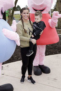 Fototermin mit Caroline Beil und Sarah Lombardi mit Kindern im Heide Park Soltau