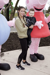 Fototermin mit Caroline Beil und Sarah Lombardi mit Kindern im Heide Park Soltau
