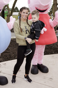 Fototermin mit Caroline Beil und Sarah Lombardi mit Kindern im Heide Park Soltau