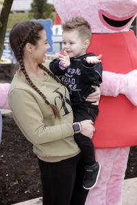 Fototermin mit Caroline Beil und Sarah Lombardi mit Kindern im Heide Park Soltau