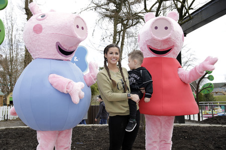 Fototermin mit Caroline Beil und Sarah Lombardi mit Kindern im Heide Park Soltau