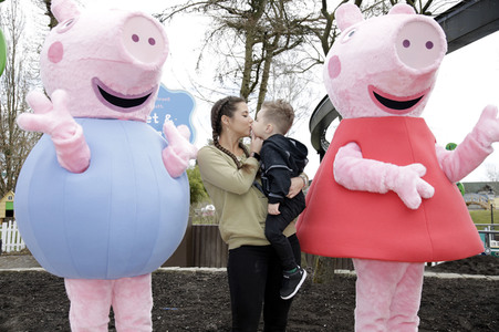 Fototermin mit Caroline Beil und Sarah Lombardi mit Kindern im Heide Park Soltau
