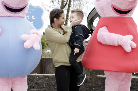 Fototermin mit Caroline Beil und Sarah Lombardi mit Kindern im Heide Park Soltau