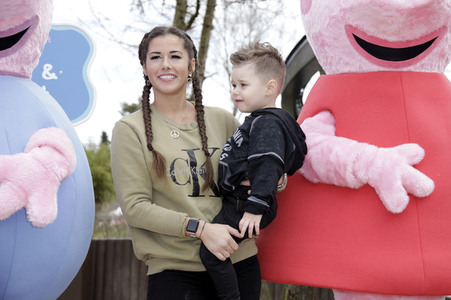 Fototermin mit Caroline Beil und Sarah Lombardi mit Kindern im Heide Park Soltau