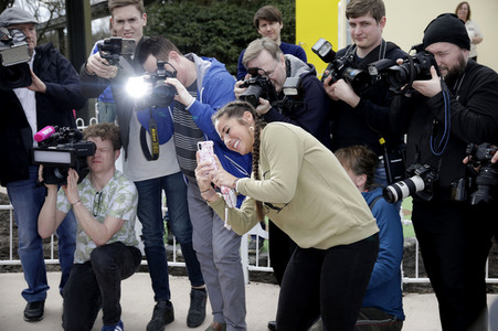 Fototermin mit Caroline Beil und Sarah Lombardi mit Kindern im Heide Park Soltau