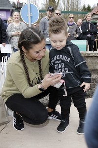 Fototermin mit Caroline Beil und Sarah Lombardi mit Kindern im Heide Park Soltau