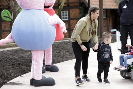 Fototermin mit Caroline Beil und Sarah Lombardi mit Kindern im Heide Park Soltau