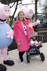 Fototermin mit Caroline Beil und Sarah Lombardi mit Kindern im Heide Park Soltau