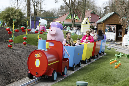 Fototermin mit Caroline Beil und Sarah Lombardi mit Kindern im Heide Park Soltau