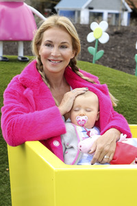 Fototermin mit Caroline Beil und Sarah Lombardi mit Kindern im Heide Park Soltau