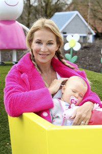 Fototermin mit Caroline Beil und Sarah Lombardi mit Kindern im Heide Park Soltau