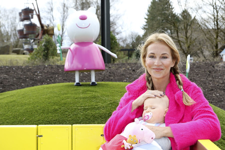 Fototermin mit Caroline Beil und Sarah Lombardi mit Kindern im Heide Park Soltau