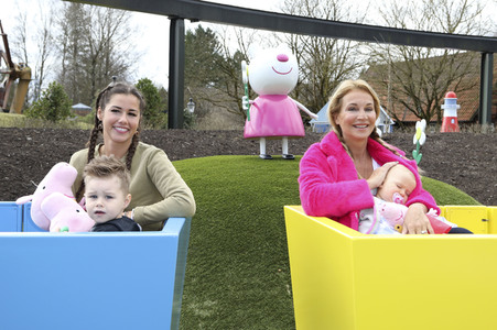 Fototermin mit Caroline Beil und Sarah Lombardi mit Kindern im Heide Park Soltau