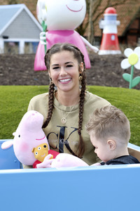 Fototermin mit Caroline Beil und Sarah Lombardi mit Kindern im Heide Park Soltau