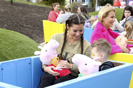 Fototermin mit Caroline Beil und Sarah Lombardi mit Kindern im Heide Park Soltau