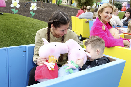 Fototermin mit Caroline Beil und Sarah Lombardi mit Kindern im Heide Park Soltau
