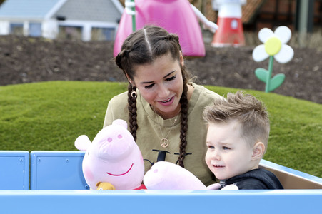 Fototermin mit Caroline Beil und Sarah Lombardi mit Kindern im Heide Park Soltau