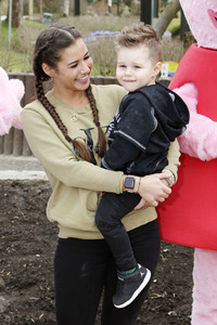 Fototermin mit Caroline Beil und Sarah Lombardi mit Kindern im Heide Park Soltau