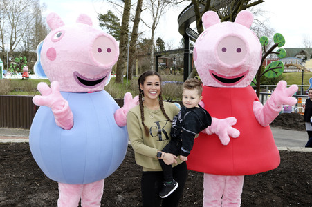 Fototermin mit Caroline Beil und Sarah Lombardi mit Kindern im Heide Park Soltau