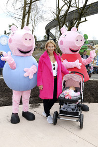 Fototermin mit Caroline Beil und Sarah Lombardi mit Kindern im Heide Park Soltau
