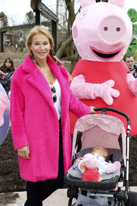 Fototermin mit Caroline Beil und Sarah Lombardi mit Kindern im Heide Park Soltau
