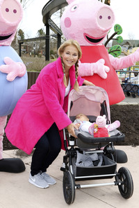 Fototermin mit Caroline Beil und Sarah Lombardi mit Kindern im Heide Park Soltau