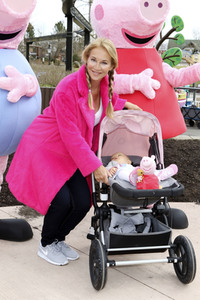Fototermin mit Caroline Beil und Sarah Lombardi mit Kindern im Heide Park Soltau