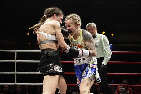 WBC WM-Boxkampf Eva Voraberger vs. Nina Radovanovic in Wiener Neustadt