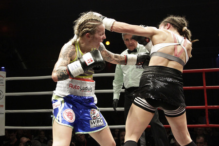 WBC WM-Boxkampf Eva Voraberger vs. Nina Radovanovic in Wiener Neustadt