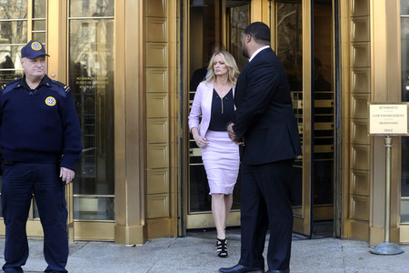 Stellungnahmen vor dem US Bundesgerichtsgebäude zu der Trump-Clifford Affäre in New York