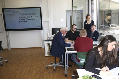Frank-Walter Steinmeier besucht Berufsschulen in Hamburg