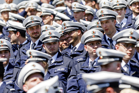 Vereidigung von 2300 Kommissaranwärtern in Köln