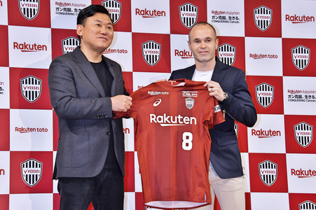 Pressekonferenz mit Andrés Iniesta in Tokio