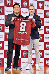 Pressekonferenz mit Andrés Iniesta in Tokio