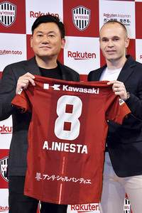 Pressekonferenz mit Andrés Iniesta in Tokio