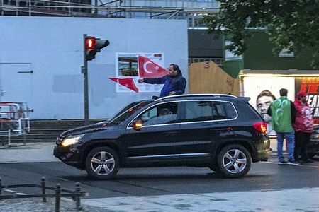 Türken feiern Erdogans Wahlsieg in Berlin