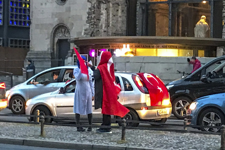 Türken feiern Erdogans Wahlsieg in Berlin