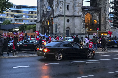 Türken feiern Erdogans Wahlsieg in Berlin