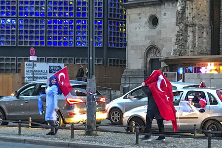 Türken feiern Erdogans Wahlsieg in Berlin