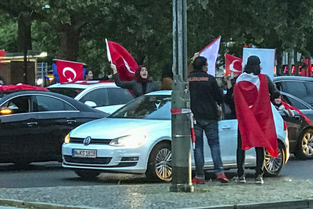 Türken feiern Erdogans Wahlsieg in Berlin