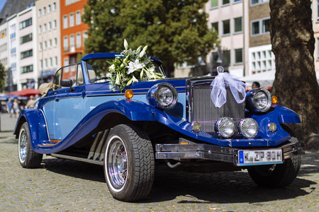 Symbolfoto Hochzeitsauto