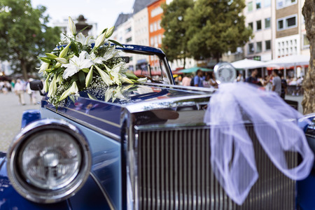 Symbolfoto Hochzeitsauto